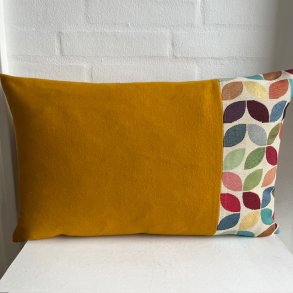 Pude/ sofapude /designpude i karrygul uld med gobelin i retro m�nster i den ene side.