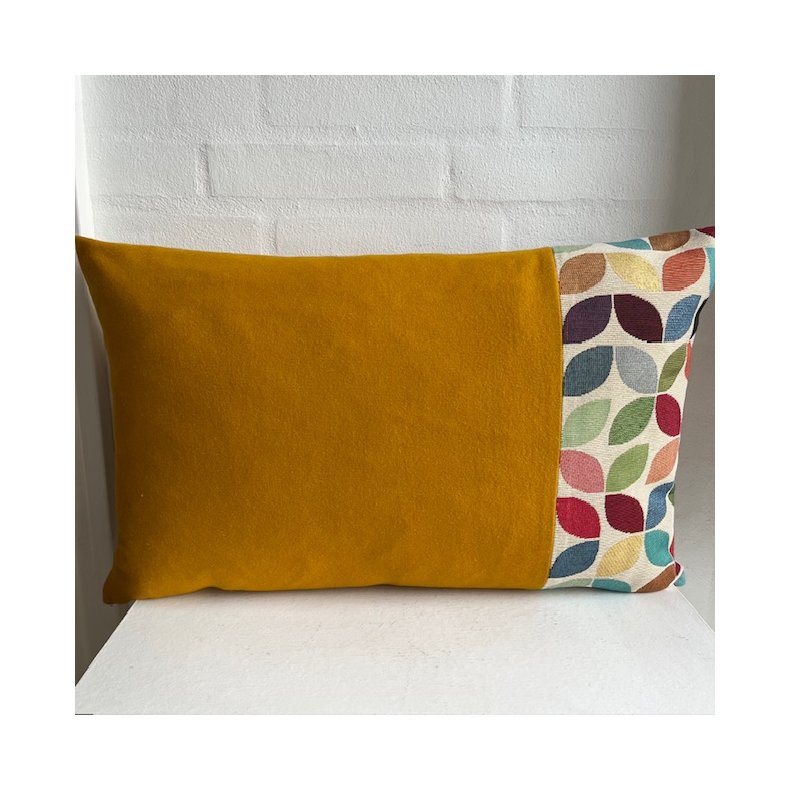 Pude/ sofapude /designpude i karrygul uld med gobelin i retro mnster i den ene side.