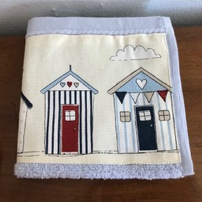 Vaskeklud i bomuld i farven bl med en bort af badehuse p.