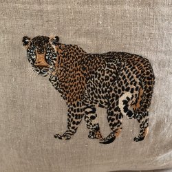 Hrpude med broderet leopard.