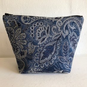 Kosmetikpung-makeup  taske i et blt brokadestof.
