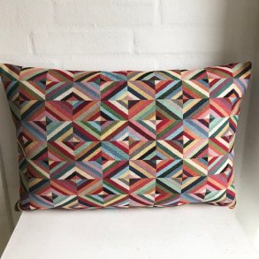 Pude sofapude designpude i farvestr�lende gobelin med firkanter og striber.