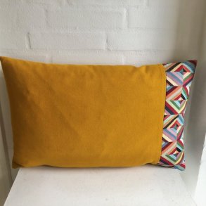 Pude sofapude designpude i farvestr�lende gobelin kombineret med gul uld.