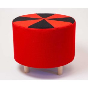 Puf i flotte farver i Kvadrat stof med ben. Rd med rde og sorte trekanter.