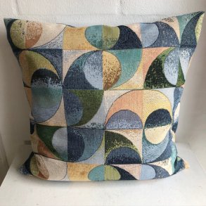Pude , sofapude , designpude i gobelin med abstrakt m�nster.